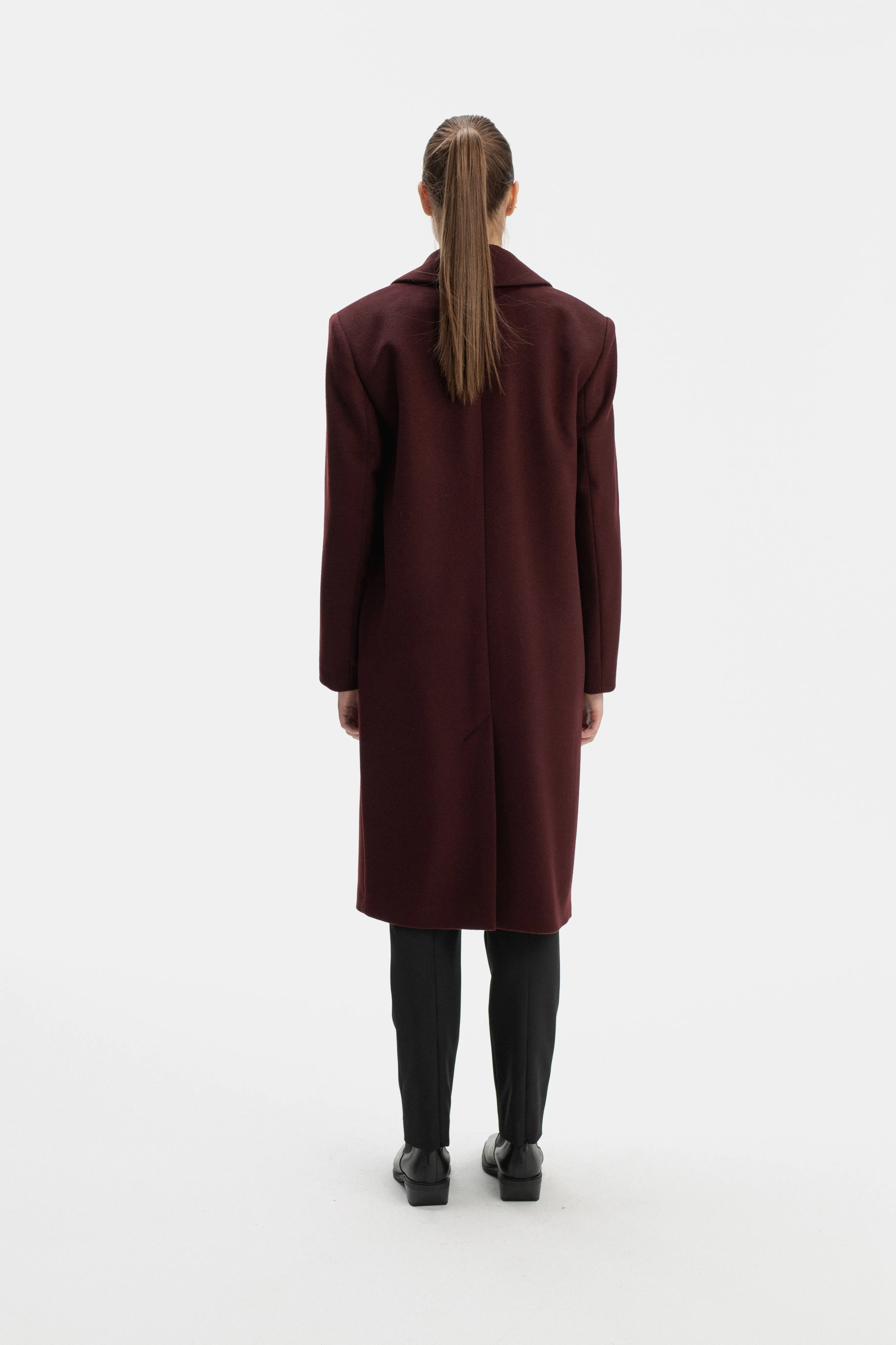 TAILORED BURGUNDY COAT WITH BROAD SHOULDERS